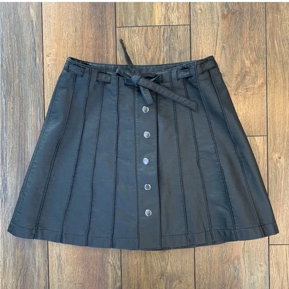 Free People Perfect Fall Black Buttoned Faux Leather Mini Skirt Size 2 - Picture 1 of 9